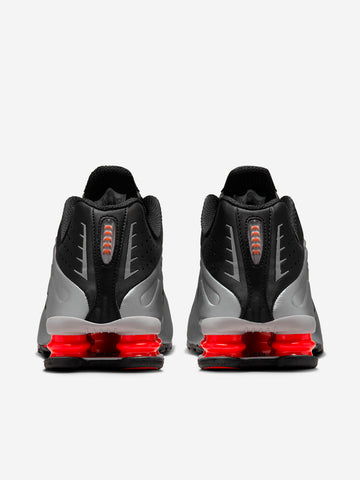 NIKE Shox R4 nere Nero grigio