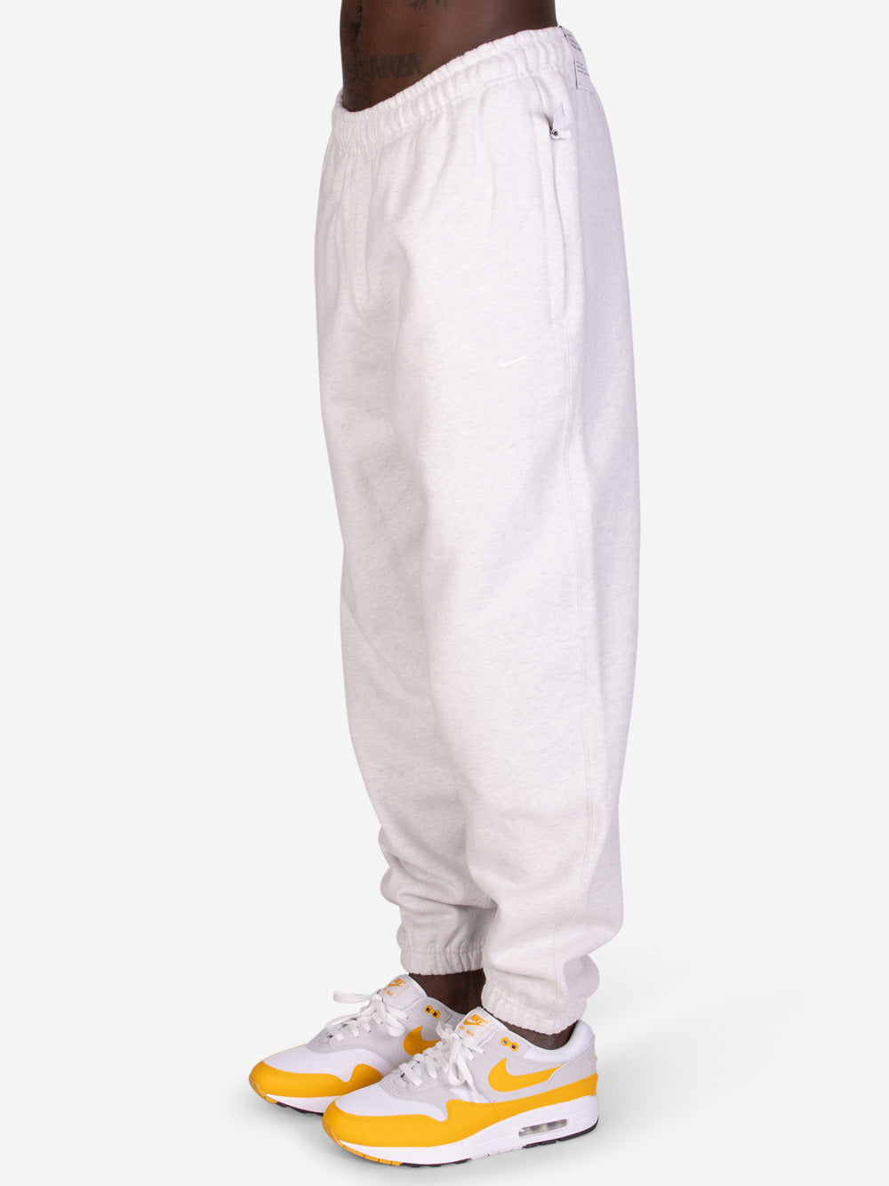 NIKE Pantaloni Solo Swoosh grigio chiaro Grigio Urbanstaroma