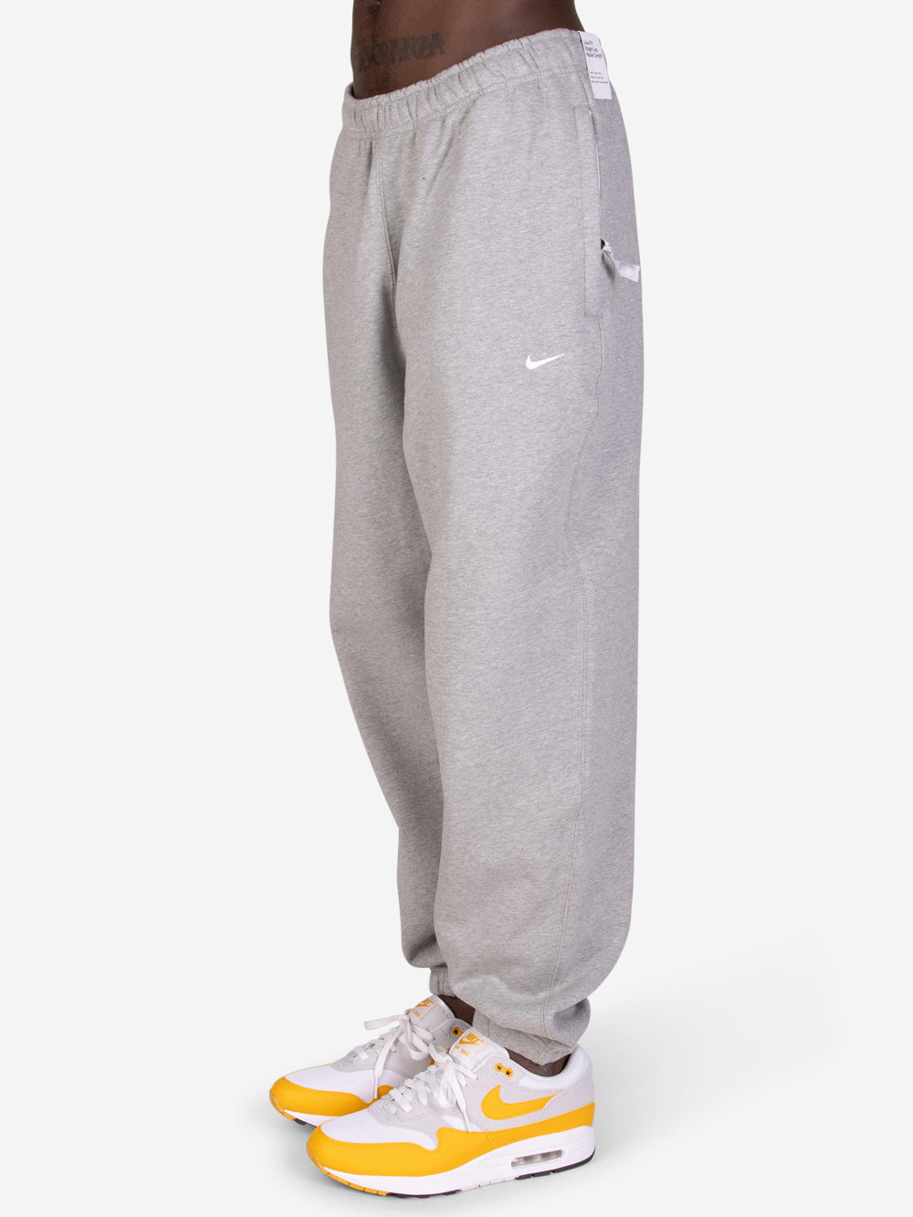 NIKE Pantaloni Solo Swoosh grigio Grigio Urbanstaroma