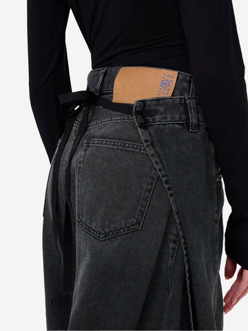 Schwarze Jeans mit weitem Bein und Knopfleiste