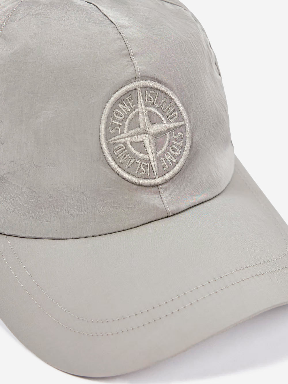 STONE ISLAND Cappellino grigio perla in nylon con logo Grigio perla Urbanstaroma