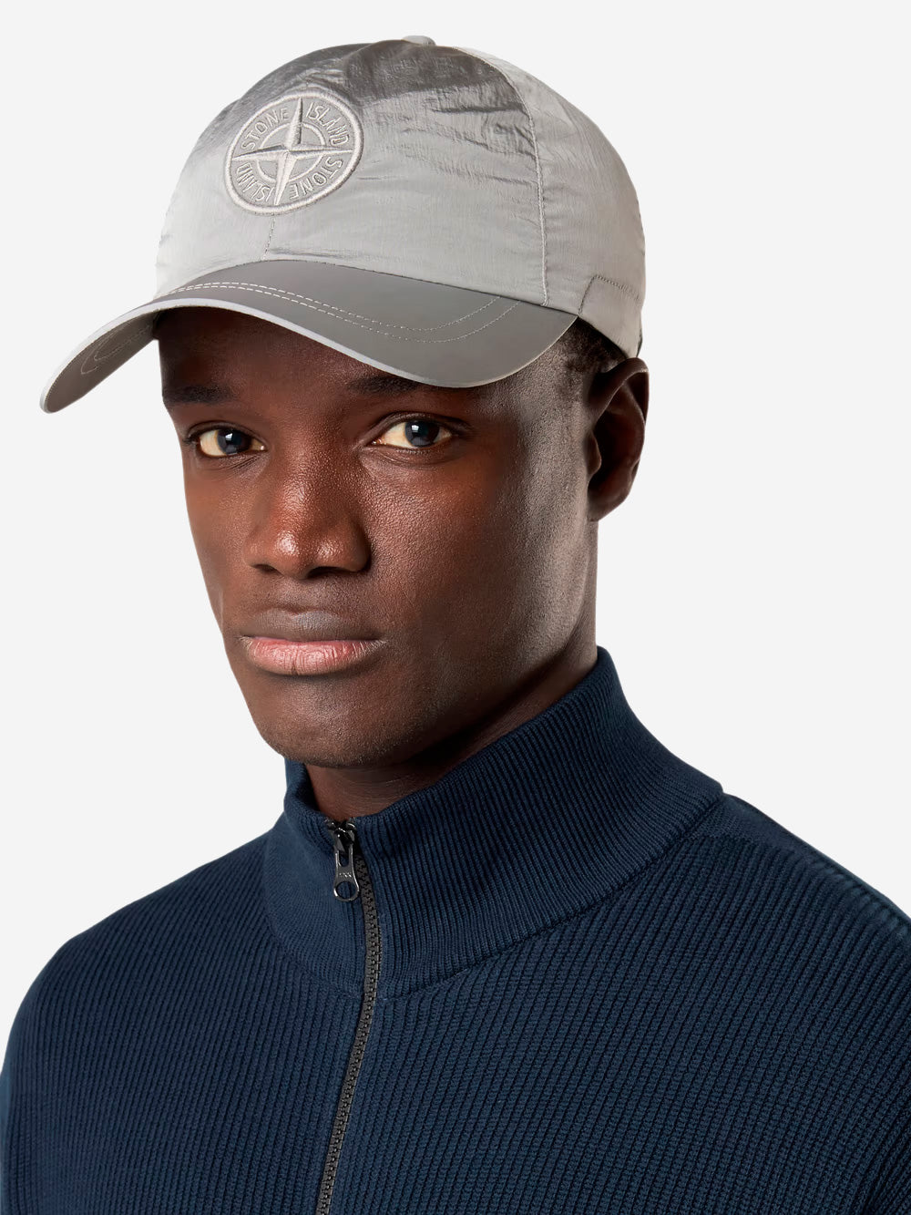 STONE ISLAND Cappellino grigio perla in nylon con logo Grigio perla Urbanstaroma