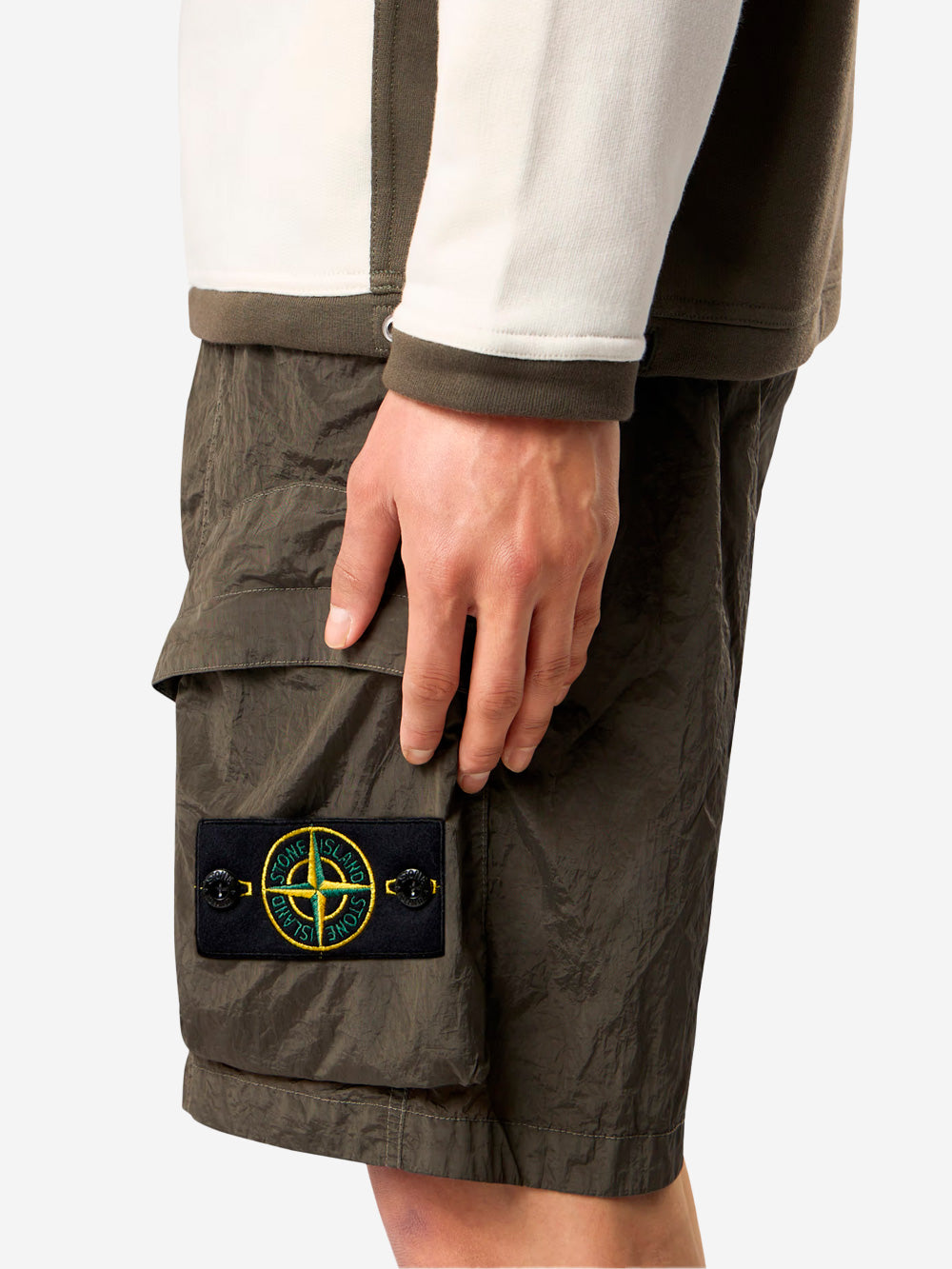 STONE ISLAND Bermuda cargo nylon metal verde militare con badge Compass Verde militare Urbanstaroma