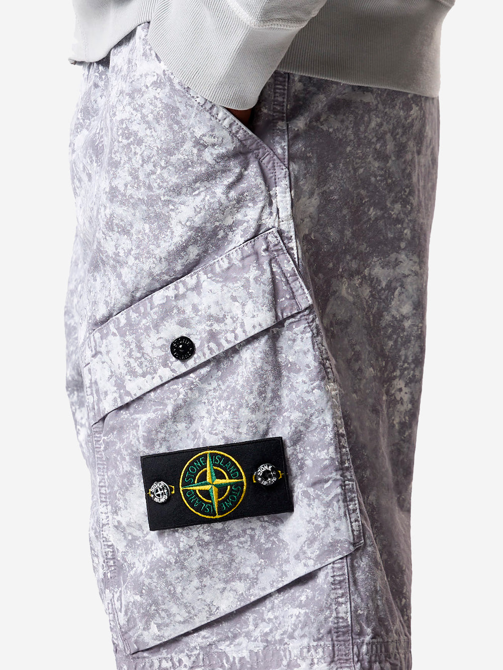 STONE ISLAND Shorts cargo con motivo pigmentato all-over e cintura Grigio perla Urbanstaroma