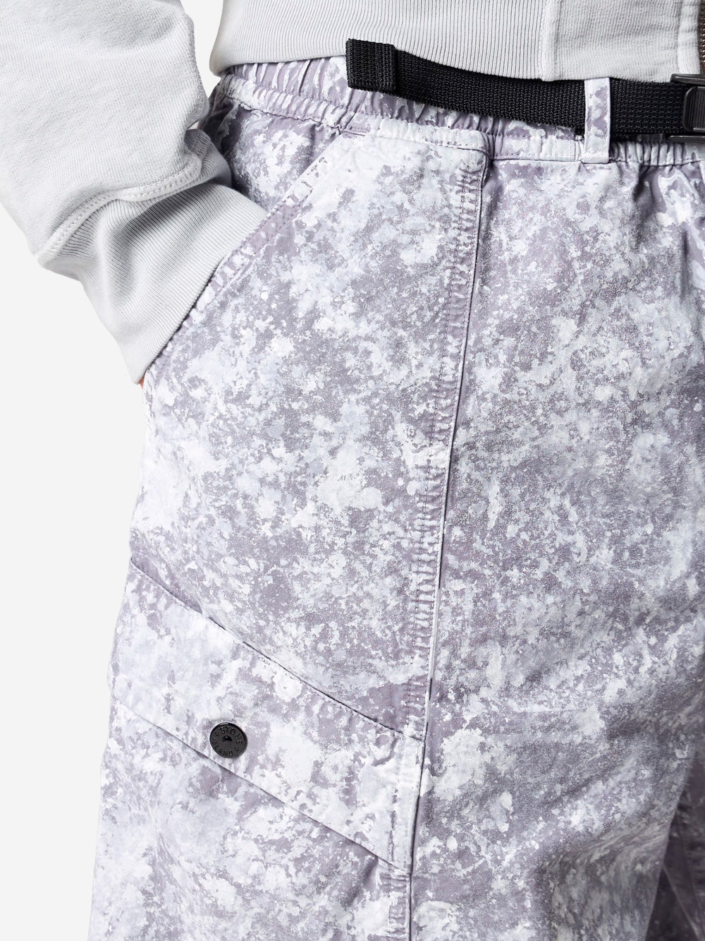 STONE ISLAND Shorts cargo con motivo pigmentato all-over e cintura Grigio perla Urbanstaroma